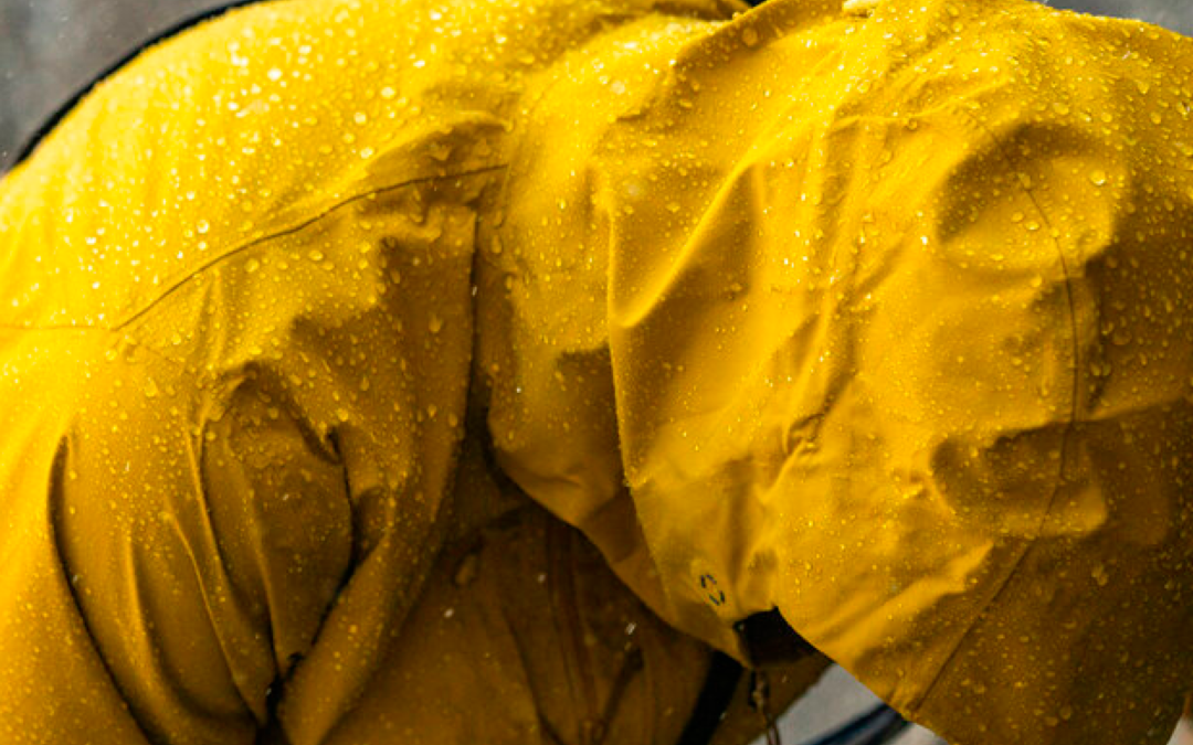 Personne portant une veste de pluie, sous la pluie